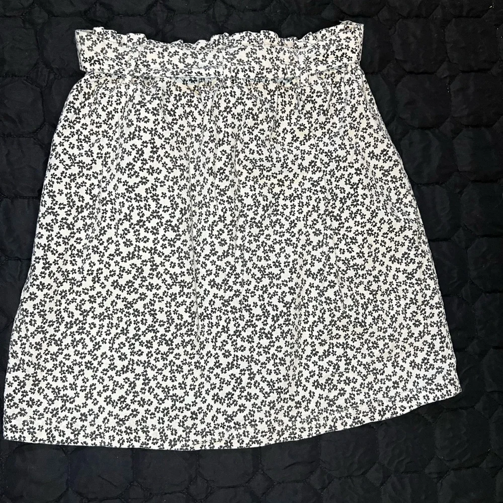 White & Black Floral A-Line Skirt – Size M | Casual Style - Picture 7 of 10